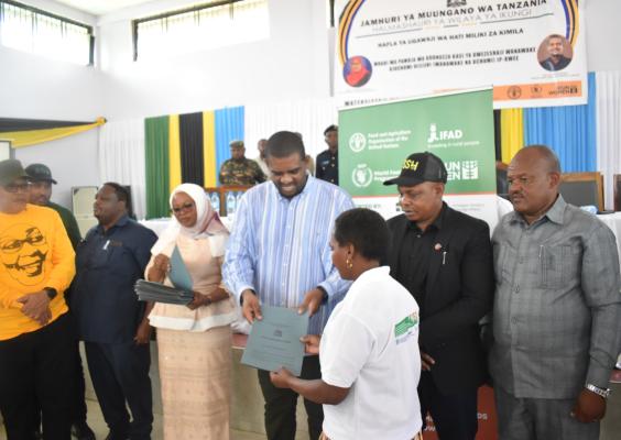 The ceremony of distributing CCROs.