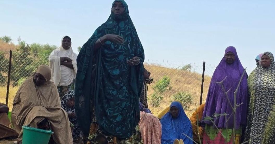 Fati Amadou discussion with her group members in their garden in Fabidji village, Dosso region.